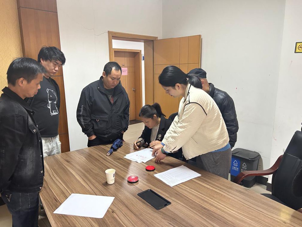 义乌市一欠薪公司代表与员工、保险公司代表签订“保险先给付员工工资,再向欠薪公司追偿”的理赔三方协议。(义乌市人社局供图)