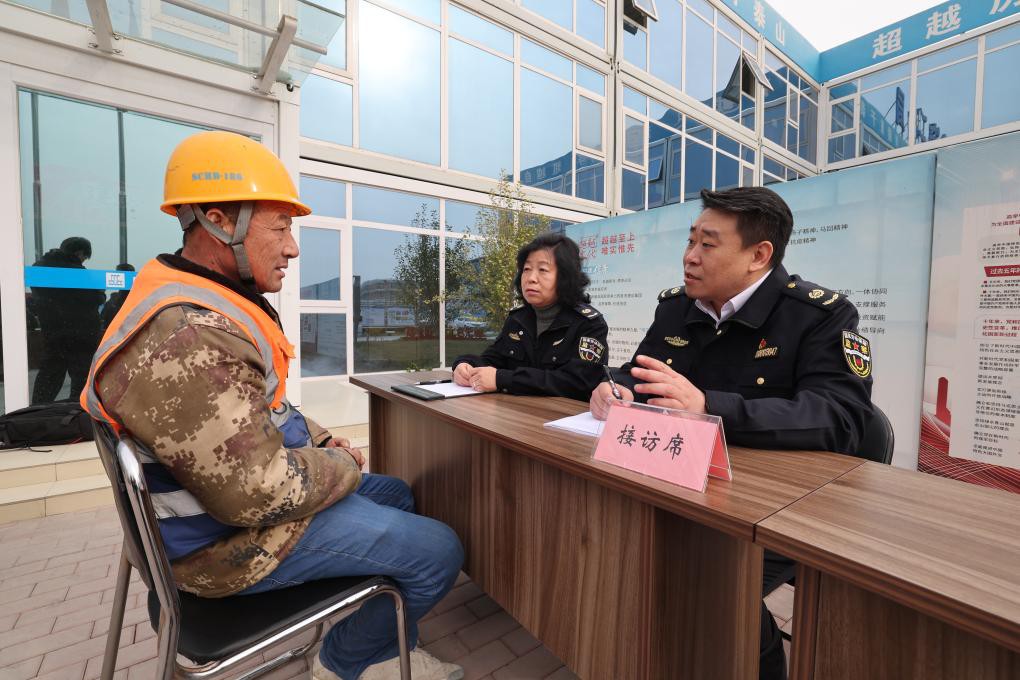 图为北京市根治拖欠农民工工资工作协调小组在新国展二期建设工地进行现场接访。(北京市人社局供图)